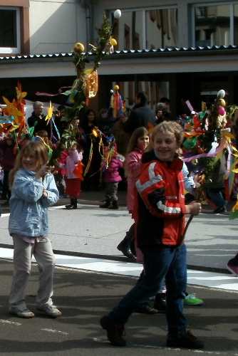 Kinder mit Sommertags Stecken